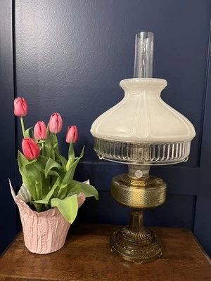 Lámpara de aceite de queroseno Aladdin Colonial B 106 ámbar beta cristal Hobnail con pantalla de ópalo Foto 1 de 4