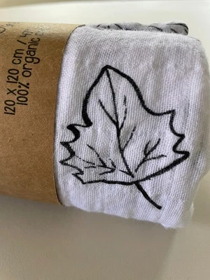 Manta de muselina de algodón orgánico bebé blanco y negro 47x47 patrón de hojas de otoño Foto 1 de 4