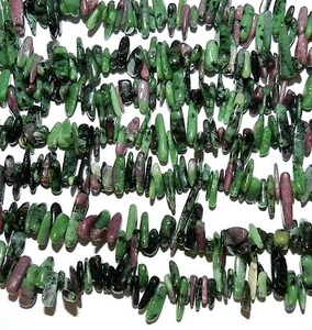 NG1955 Ruby Zoisite 18 mm perforado en la parte superior larga Briolette chip hawaiano cuentas de piedras preciosas - Imagen 1 de 1