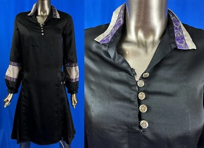 Vestido Vintage Art Deco Negro Seda Púrpura Ciruelas Plata Cojo Cinta Latón Botón Foto 1 de 2