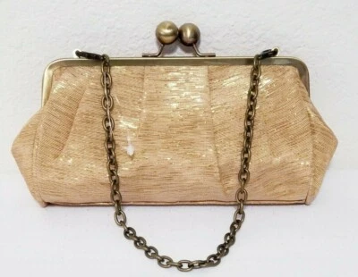 MINI BOLSO DE MANO KISSLOCK DE TELA DORADA BOLSO PEQUEÑO DE NOCHE SIN LISTAR por Kenneth Cole Foto 1 de 4