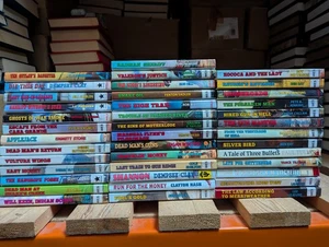 Black Horse Westerns: Job lot box of 40 Western Fiction Books - Picture 1 of 4