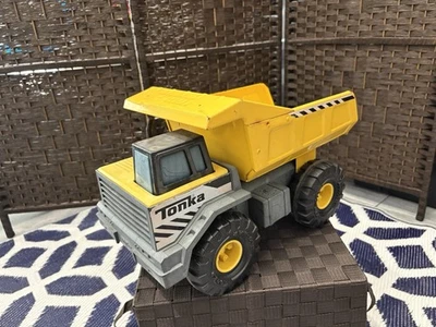 Camión de volteo Tonka 354 amarillo construcción metal 16" Hasbro 2012 de colección Foto 1 de 4