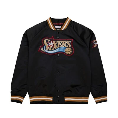 Chaqueta ligera de satén Philadelphia 76ers Mitchell & Ness negra Heritage Foto 1 de 4