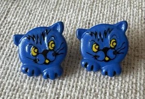 Vintage Dill Buttons 2 Blue Kitten Plastic Buttons - 20mm - Picture 1 of 2