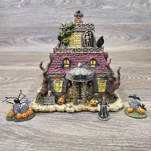 Funeraria Hawthorne Village The Munsters Guatemala, Goodbury Graves 2004 - Imagen 1 de 15
