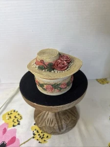 Portagioie rotondo in resina o argilla dipinto a mano con rose e nastri cavalcati all'interno - Foto 1 di 9