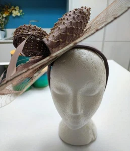 Snoxell Gwyther fascinator, ex hire. Sinamay + wired veiling with sparkle net - Picture 1 of 11