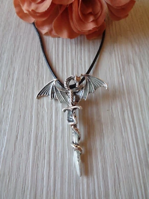 Außergewöhnliche schwarze Wachsbandkette "Drache-Schwert" nachtleuchtend blau - Bild 1 von 2