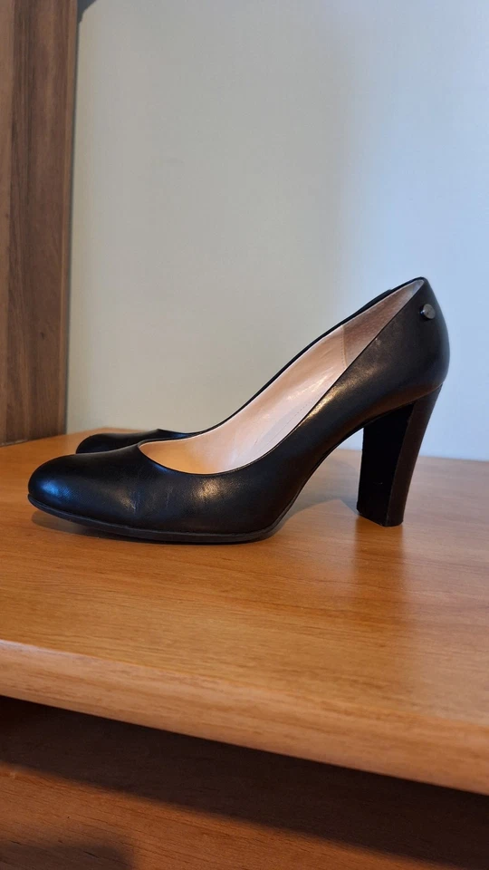 Zapatos de oficina Calvin Klein de cuero negro de 3,5" 7 M Foto 1 de 4