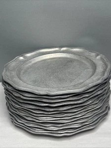Lotto di 13 piatti Wilton Armetale Queen Anne in peltro RWP 10,5” - Foto 1 di 16