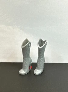 Monster High Doll Wydowna Spider I Love Fashion Silver Boots with Red Spurs - Picture 1 of 7