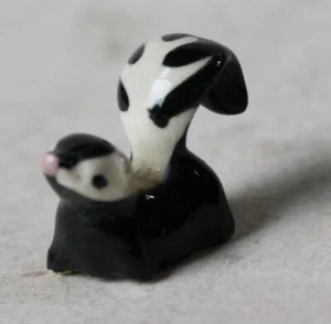 Stinktier Figur Miniatur Teeny winzig handbemalt Bone China Stinktier unmarkiert -- - Bild 1 von 1