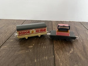 Thomas & seine Freunde Trackmaster Sodor Ice Cream & Ring a Bottle Tanker Train Cars - Bild 1 von 3