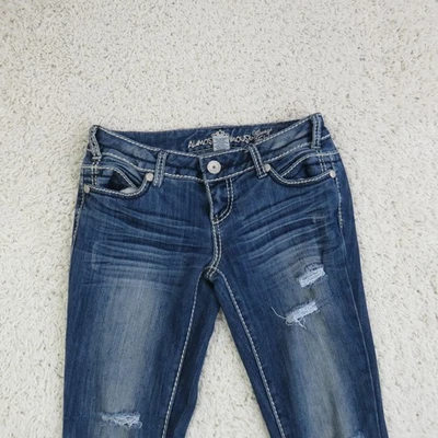 Pantalones de mezclilla Almost Famous para mujer 1 azul desgastado ajustados tiro bajo bolsillos adornados Foto 1 de 4