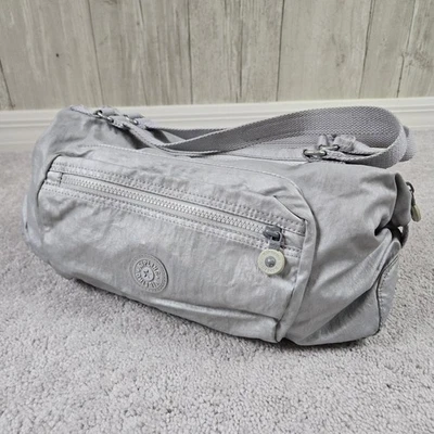 Спортивная наплечная сумка KIPLING CATRIN серебристая с двойными ручками ночная сумочка - Изображение 1 из 4