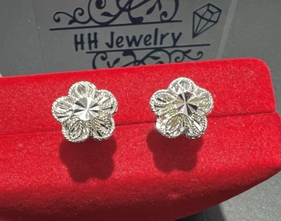 Aretes con flores de oro blanco de 18 quilates Foto 1 de 4