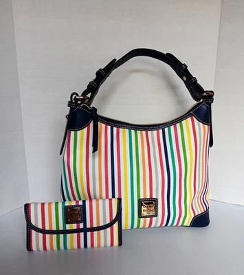 Bolso de hombro y billetera Hobo de cuero de lona a rayas Dooney & Bourke multicolor Foto 1 de 4