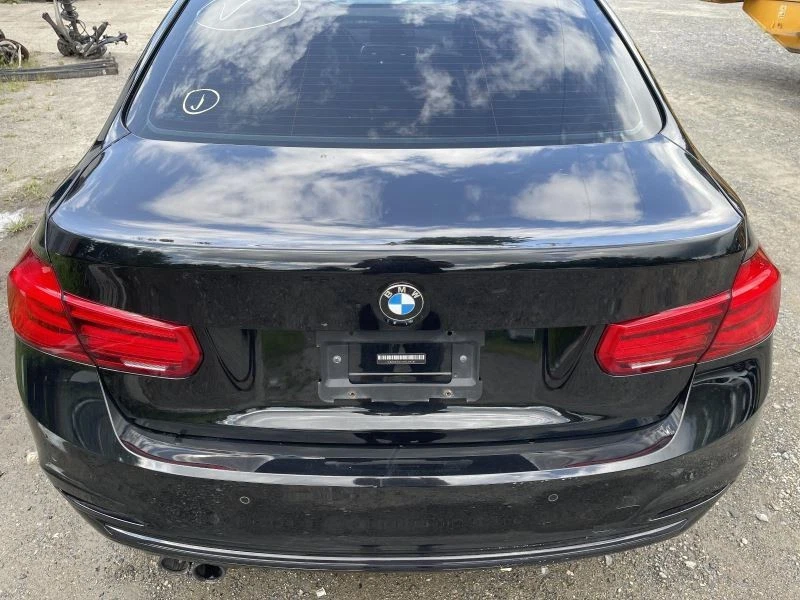 BMW 330i 2017 tapa de cubierta negra Foto 1 de 4