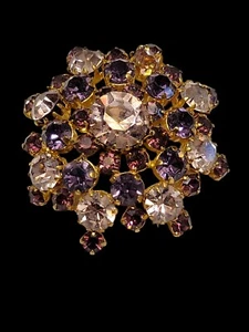 BEAUTIFUL VINTAGE MULTICOLORED RHINESTONE DOMED BROOCH #39 - Picture 1 of 8