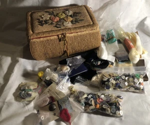 Vintage Wicker Sewing Box Floral People’s Republic of China Full-Buttons & More - Picture 1 of 24