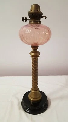 Ancienne lampe a pétrole en laiton et verre - Photo 1/4