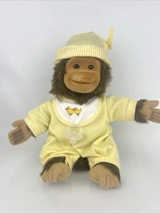Peluche vintage 1994 Hosung Joey bambino scimpanzé scimmia 11" con vestito, cappello e ciuccio - Foto 1 di 4