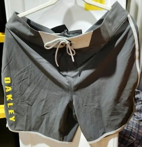Oakley Herren Solid Boardshorts 18 Zoll grau Größe 33 - Bild 1 von 4