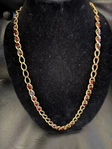 GIVENCHY Collar de Cadena Largo Tono Dorado De Colección Con Piedras Rojo Oscuro -Firmado - Imagen 1 de 9