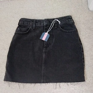 Jack Wills Black Denim Short Skirt With Raw Edge Size 6 - Picture 1 of 2