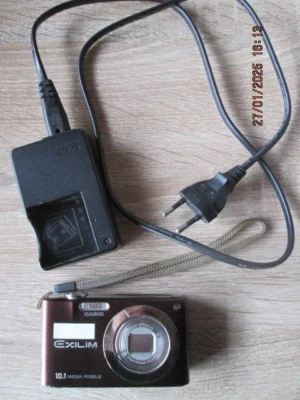 Casio Exilim EX-Z100 rot, 10,1 MP, 4x optischer Zoom, mit Ladegerät, DEFEKT! - Bild 1 von 4