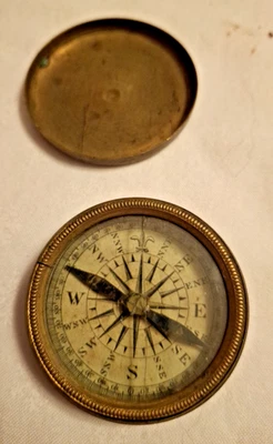Brújula de bolsillo victoriana para viajeros con estuche de latón Foto 1 de 4