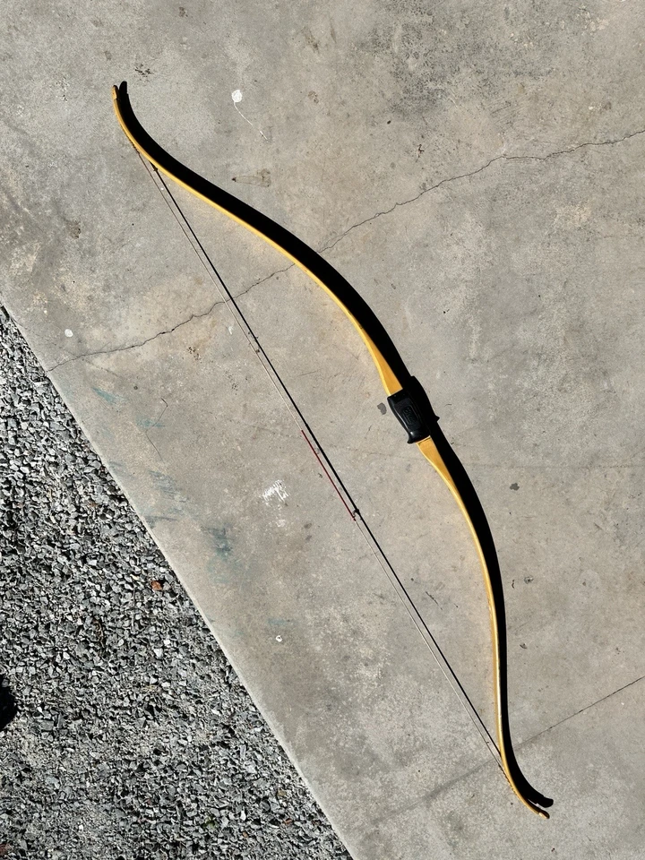 Vintage*** BEAR 'golden fox' recurve bow - Image 1 of 4