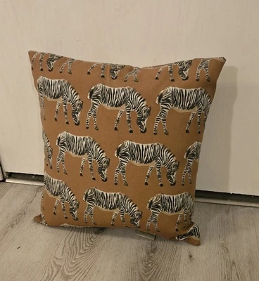 Almohada de cebra Hampton Bay con fondo marrón Foto 1 de 3