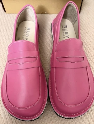 Mocasines descalzos de cuero rosa hechos a mano: punta ancha, suela de goma Foto 1 de 4