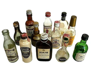 LOTE de 12 botellas de licor miniatura vintage de vidrio de los años 40 - 60 etiqueta fiscal vacía - Imagen 1 de 11