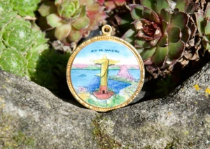 SMALL VINTAGE HAND MADE ENAMEL KEYCHAIN BADGE # RIO DE JANEIRO BRASIL - Picture 1 of 2