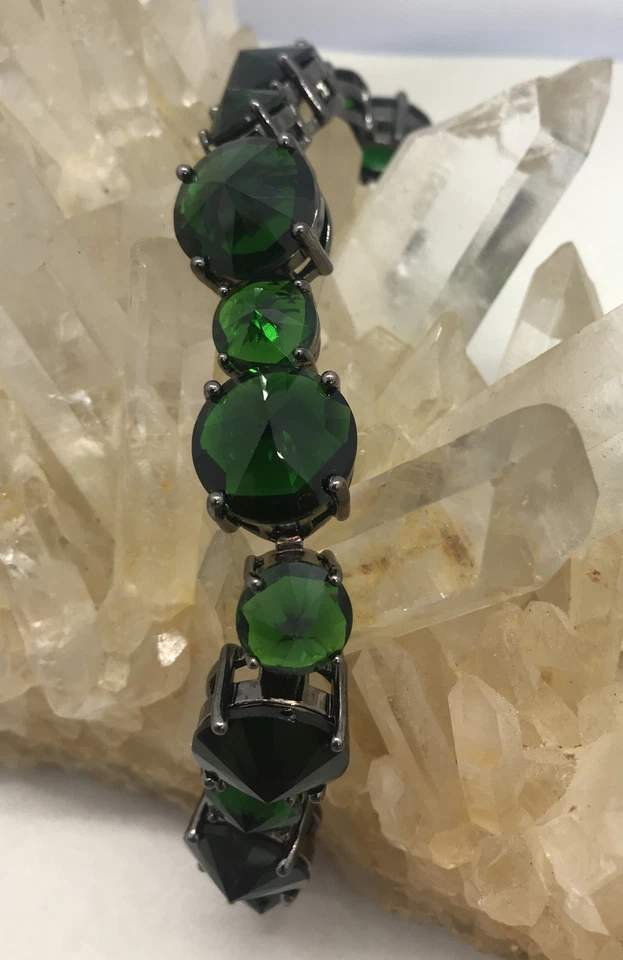 Pulsera gruesa de vidrio verde negro con acento de piedra  Foto 1 de 4
