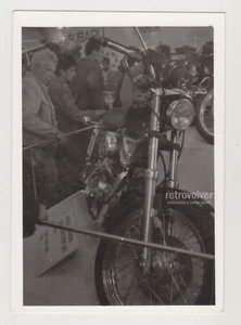 Motocicleta Harley Davidson brilla en la Expo icono de la cultura americana en exhibición - Imagen 1 de 7