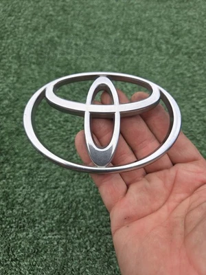 Emblema de parrilla delantera Toyota (01-04 Sequoia) (00-02 Tundra) [1 OEM PN# 75311-0C010 Foto 1 de 4