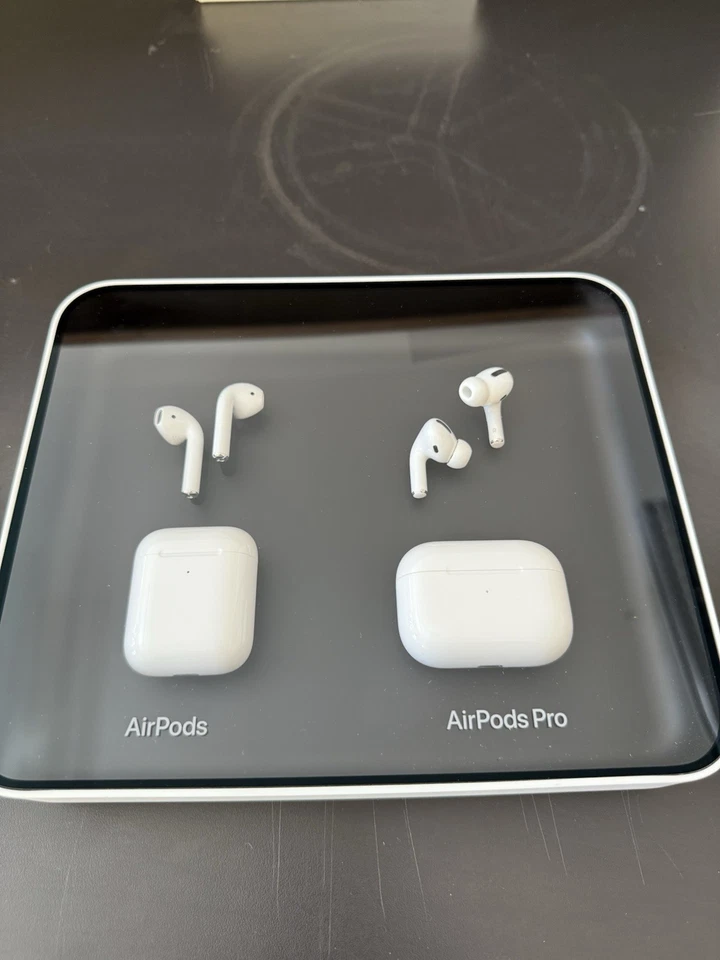 Rear Apple EarPods Memorabilia. Dummy Apple Products For Show Only Original - Bild 1 von 4