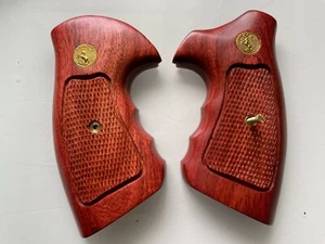 HandGrip For Colt Python grips (I, E fr ame), Checkered Hard wood gold medallion - Picture 1 of 5