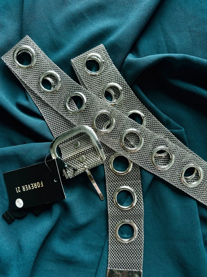 forever 21 cinturón plata Foto 1 de 4