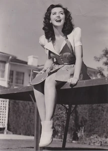 1940 Press Photo Leggy MGM Studio Actress Ann Rutherford Sits on Ping Pong Table - Picture 1 of 2