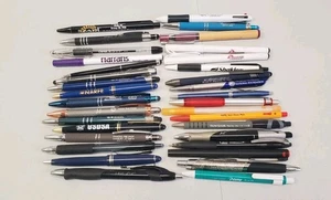Lotto 34 penne a sfera pubblicitarie vintage clicker pen marche assortite USA - Foto 1 di 7