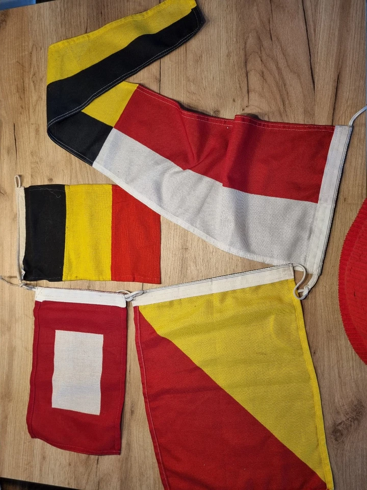 3 Nautische Signalflaggen plus Belgische Flagge - Bild 1 von 1