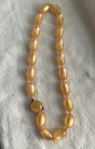 Vintage Apricot Orange Farbe Lucite Perlen Hergestellt in Japan Halskette Gebrochener Verschluss - Bild 1 von 9