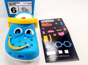 Portachiavi McDonald's Crocs 2024 Happy Meal Mini Crocs blu #6 nuovo, mai usato - Foto 1 di 3
