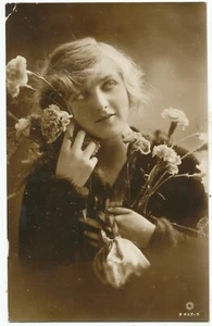 Young woman with flowers, 1916 pc to Annie James, 101 Scholefield St, Birmingham - Picture 1 of 2