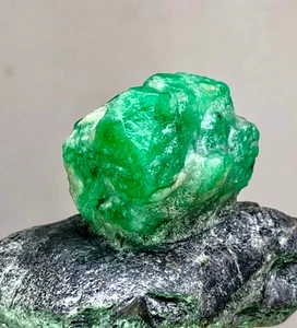 240,cts Natural green beautiful crystel emerald rough gemstone specimen @swat - Picture 1 of 12